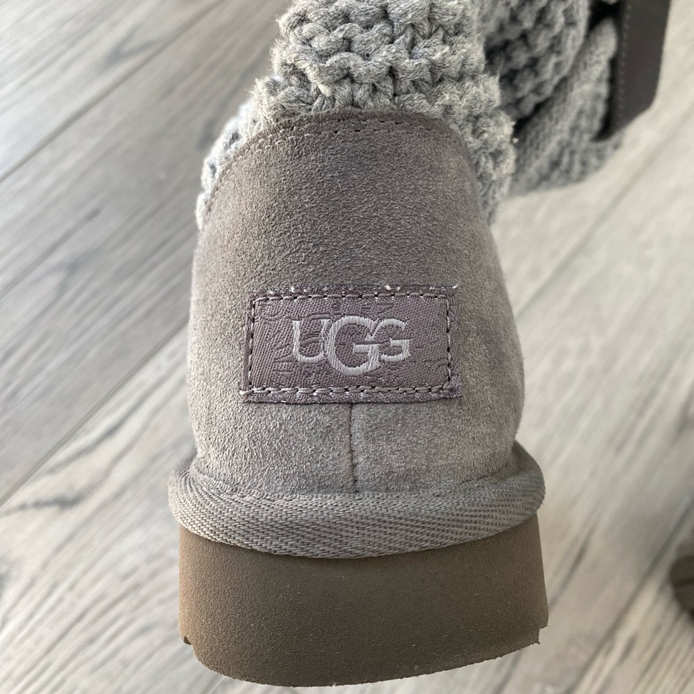 Gray uggs, size 6 in women.